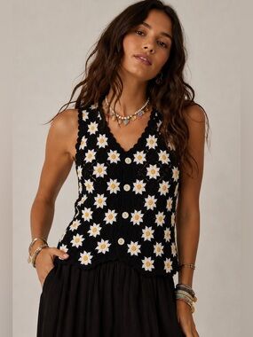 In April Paris 1986 Daisy Crochet Button Front Knit Vest Top TU Boho